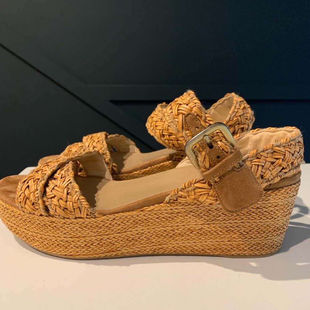 Authentic Stuart Weitzman Minx wedges. EUC. Size 9